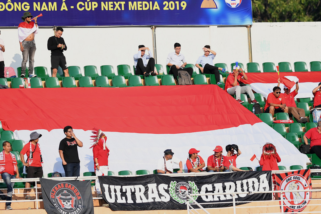 Seporter Timnas Indonesia U-18 memberikan dukungan saat pertandingan antara Indonesia melawan Myanmar pada perebutan peringkat ketiga Piala AFF U-18 di Stadion Thong Nhat Ho Chi Minh.