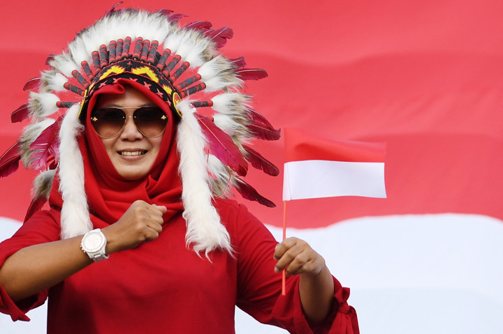 Pendukung Timnas Indonesia U-18 mengenakan topi Indian saat pertandingan antara Indonesia melawan Myanmar pada perebutan peringkat ketiga Piala AFF U-18 di Stadion Thong Nhat Ho Chi Minh, Vietnam.