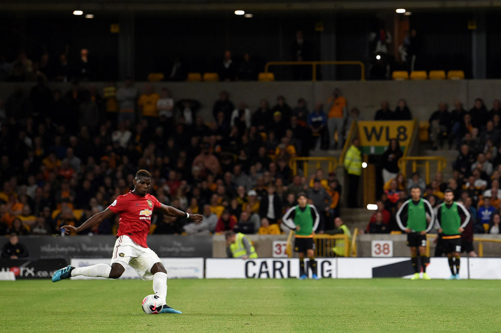 Gelandang Manchester United Paul Pogba mengeksekusi penalti ke gawang Wolverhampton Wanderers. Hadiah penalti diberikan wasit setelah Pogba dilanggar oleh Conor Coady pada menit ke-68.