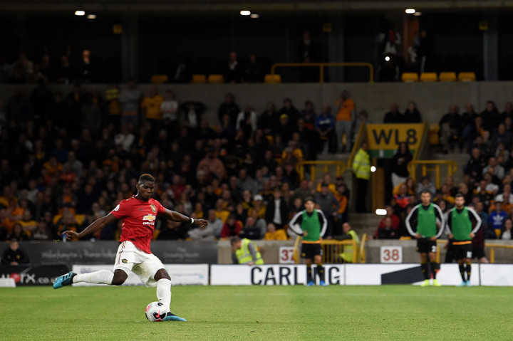 Gelandang Manchester United Paul Pogba mengeksekusi penalti ke gawang Wolverhampton Wanderers. Hadiah penalti diberikan wasit setelah Pogba dilanggar oleh Conor Coady pada menit ke-68.