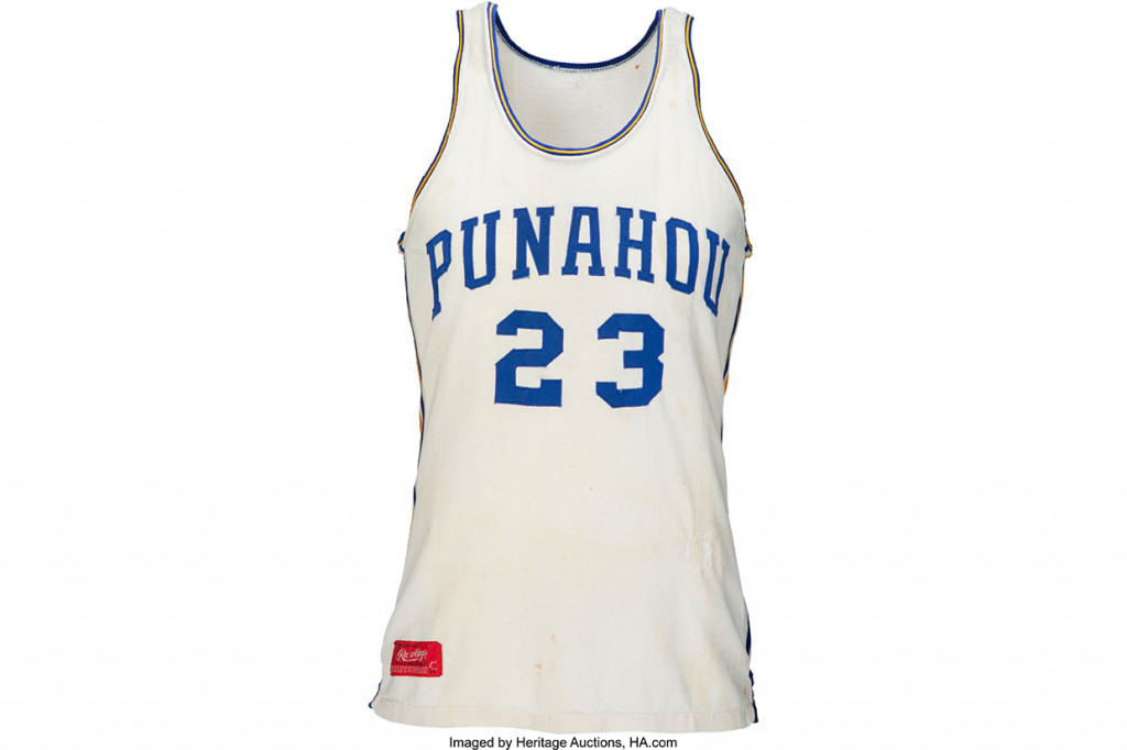 Jersey nomor 23 milik Barack Obama tersebut dikenakan saat mantan Presiden AS itu masih menjadi pelajar SMA Punahou di Hawaii, di mana saat itu memang dia tinggal di sana.