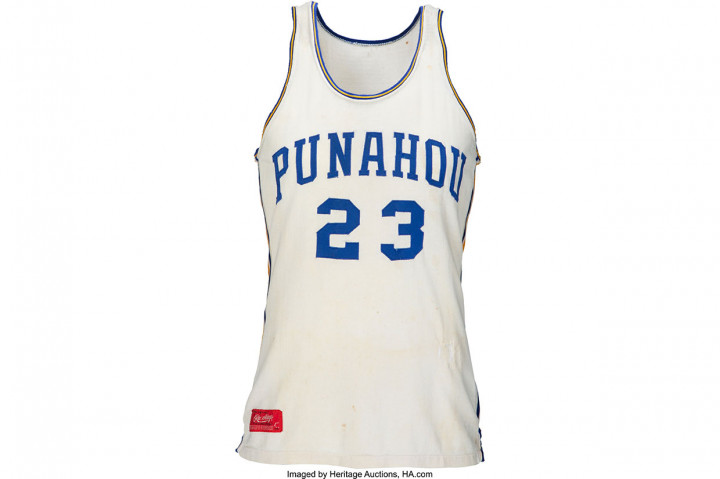 Jersey nomor 23 milik Barack Obama tersebut dikenakan saat mantan Presiden AS itu masih menjadi pelajar SMA Punahou di Hawaii, di mana saat itu memang dia tinggal di sana.