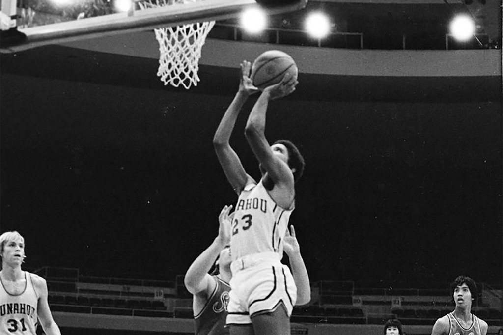 Obama (23) saat bermain basket pada 1979 saat dirinya menjadi siswa SMA Punahou di Hawaii. Jersey itu tadinya dihargai USD100 ribu, sebelum kemudian laku terjual USD20 lebih mahal. 