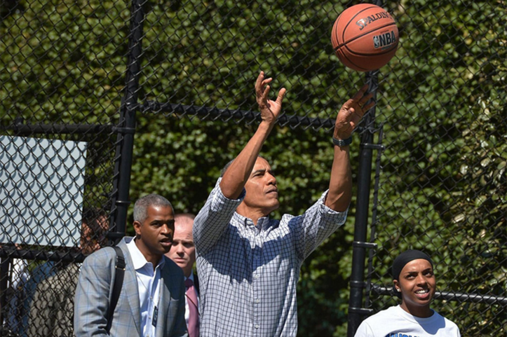 Obama terkenal sebagai penggemar basket dan sering terlihat bermain olahraga tersebut selama waktu istirahat di Gedung Putih bersama dengan staf kepresidenan, selebritis, atau tamu negara lainnya.      