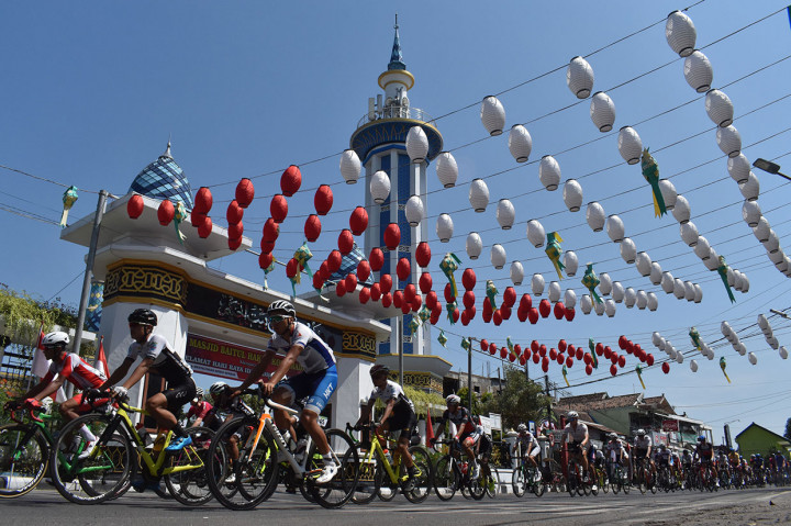 Sejumlah pembalap memacu sepedanya pada etape kedua Tour de Indonesia 2019 di Kota Madiun, Jawa Timur, Selasa, 20 Agustus 2019. 