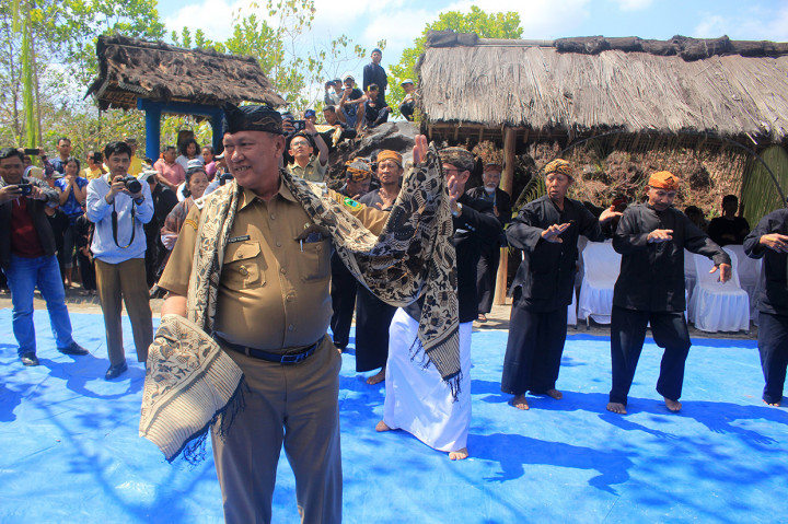 Bupati Kuningan Acep Purnama melakukan tarian Budak Angon saat tradisi Pesta Dadung di Cigugur, Kuningan, Jawa Barat.