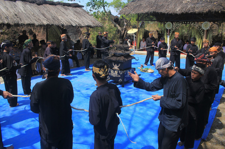 Pesta Dadung merupakan wujud keseimbangan terhadap alam yang dilakukan para petani dengan membuang hama dan menanam pohon.