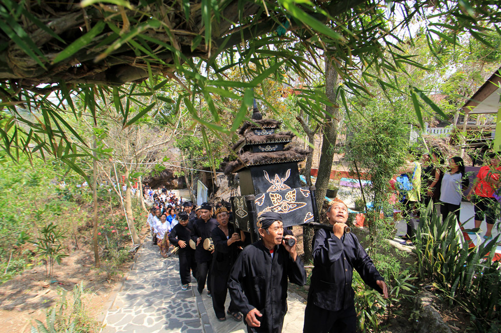 Warga membawa hama untuk dibuang saat tradisi Pesta Dadung di Cigugur, Kuningan, Jawa Barat.

