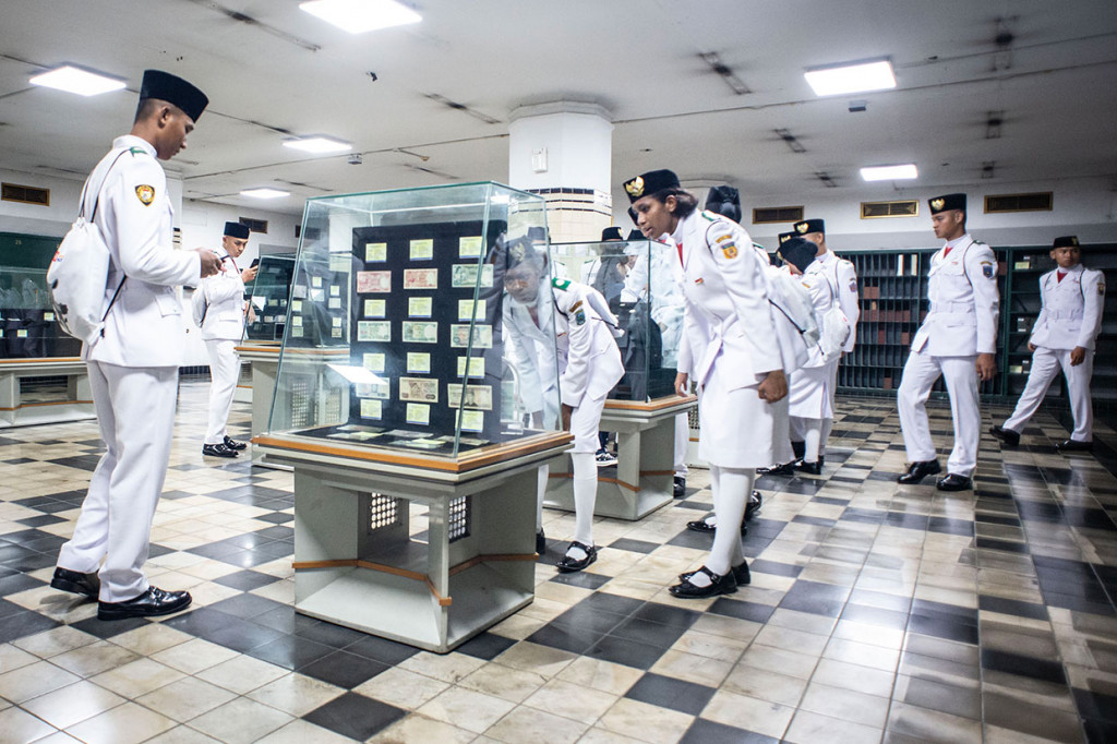 Sejumlah Paskibraka Nasional 2019 mengamati koleksi yang ditampilkan di Museum Mandiri, Jakarta, Selasa, 20 Agustus 2019. Antara Foto/Aprillio Akbar