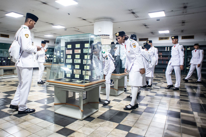 Sejumlah Paskibraka Nasional 2019 mengamati koleksi yang ditampilkan di Museum Mandiri, Jakarta, Selasa, 20 Agustus 2019. Antara Foto/Aprillio Akbar