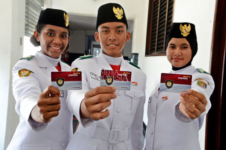 Anggota Tim Paskibraka Nasional menunjukkan kartu e-money edisi khusus Paskibraka saat berkunjung ke Museum Mandiri, Jakarta. MI/Susanto