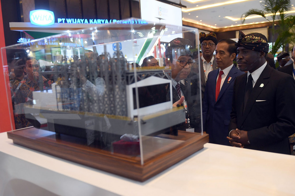 Presiden Jokowi meninjau stan saat menghadiri Indonesia-Africa Infrastructure Dialogue 2019 di Bali.
