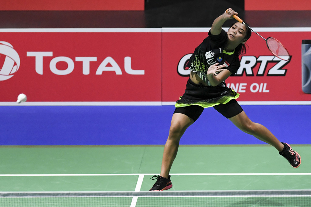 Pebulu tangkis Indonesia Gregoria Mariska Tunjung mengembalikan kok kearah pebulu tangkis Thailand Busanan Ongbumrungphan pada babak kedua Kejuaraan Dunia Bulu Tangkis 2019 di St. Jakobshalle, Basel.