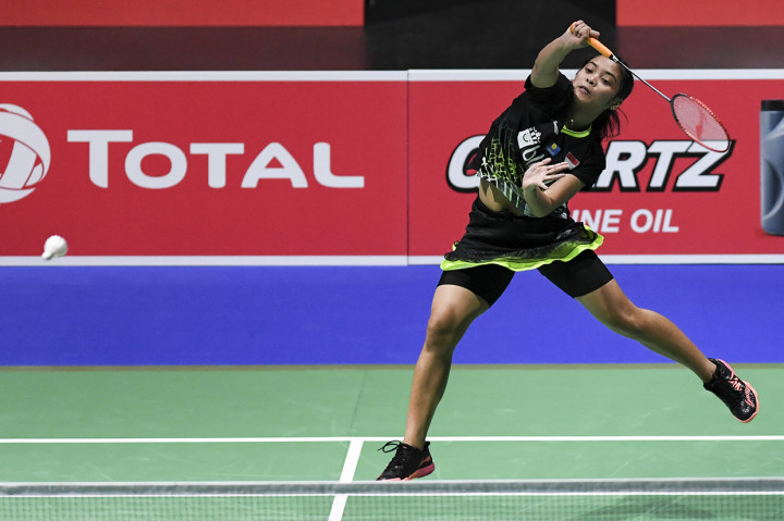 Pebulu tangkis Indonesia Gregoria Mariska Tunjung mengembalikan kok kearah pebulu tangkis Thailand Busanan Ongbumrungphan pada babak kedua Kejuaraan Dunia Bulu Tangkis 2019 di St. Jakobshalle, Basel.