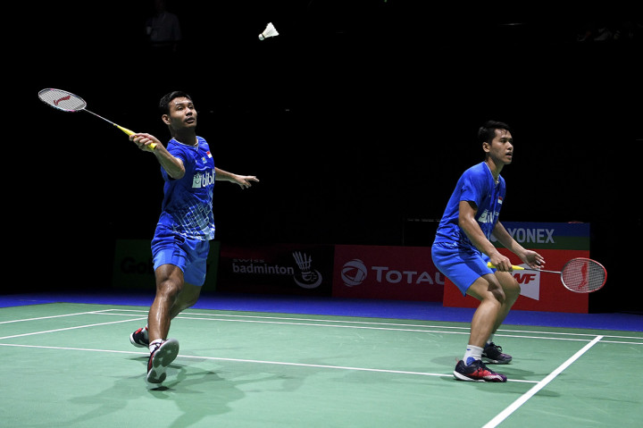 Ganda putra Indonesia Berry Angriawan (kiri) dan Hardianto berusaha mengembalikan kok ke ganda putra Inggris Ben Lane dan Sean Vandy pada pertandingan babak kedua Kejuaraan Dunia Bulu Tangkis 2019 di St. Jakobshalle, Basel, Swiss. 