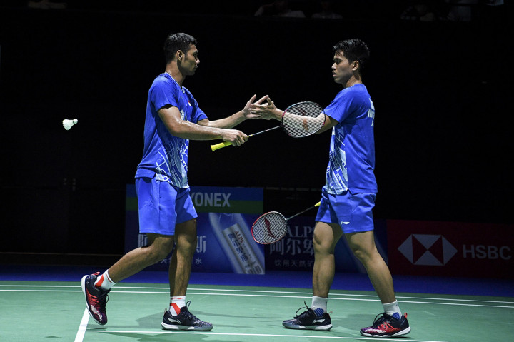 Pasangan Berry/Hardianto melaju ke babak berikutnya usai menang rubber game dengan skor 20-22, 21-13, 21-15. 
