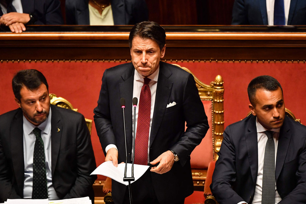 Dalam pidato pengunduran dirinya, Giuseppe Conte menuduh Mendagri Salvini, yang adalah ketua Partai Liga, berupaya mencari keuntungan untuk terus meningkatkan popularitasnya.