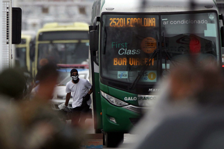 Gambar yang dirilis oleh Agencia o Dia menunjukkan pria bersenjata yang membajak bus dengan sekitar 31 penumpang, sebelum ditembak mati oleh polisi, di Rio de Janeiro, Brasil, pada Selasa, 20 Agustus 2019 pagi waktu setempat.