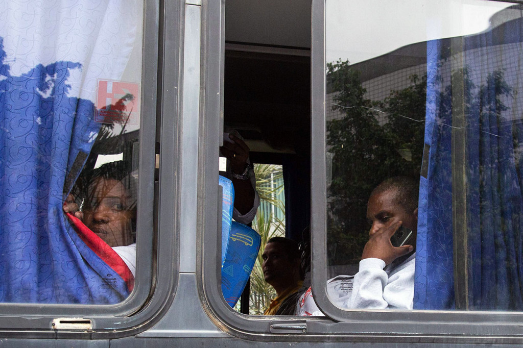 Puluhan penumpang sempat terperangkap dalam bus selama beberapa jam saat drama pembajakan terjadi. Pembajakan terjadi di sebuah jalan yang menghubungkan Kota Rio de Janeiro dengan Niteroi.