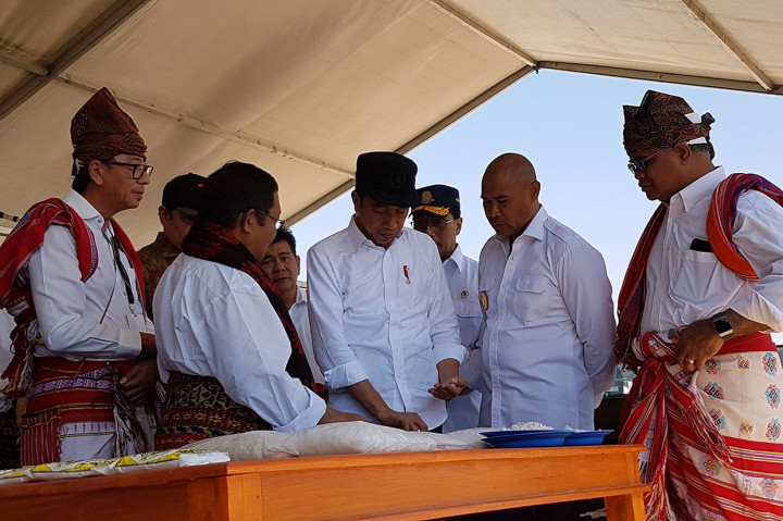 Dalam kunjungan tersebut, Kepala Negara juga sempat melihat garam hasil produksi lahan tambak tersebut dan membandingkannya dengan garam sejenis dari luar wilayah tersebut. Ia memastikan bahwa garam yang dihasilkan di Nunkurus tersebut memiliki kualitas yang sangat baik.