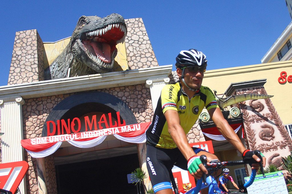 Para pebalap harus menempuh jarak 193 km yang merupakan etape terpanjang pada hari ketiga Tour de Indonesia 2019.