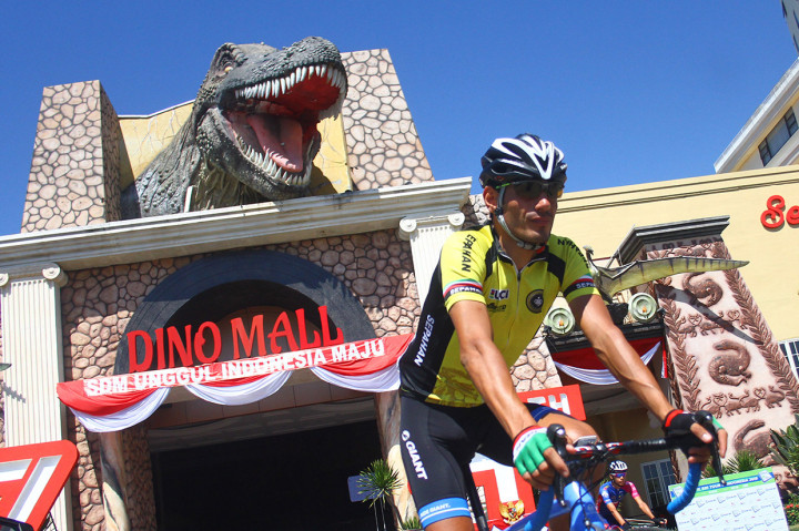 Para pebalap harus menempuh jarak 193 km yang merupakan etape terpanjang pada hari ketiga Tour de Indonesia 2019.