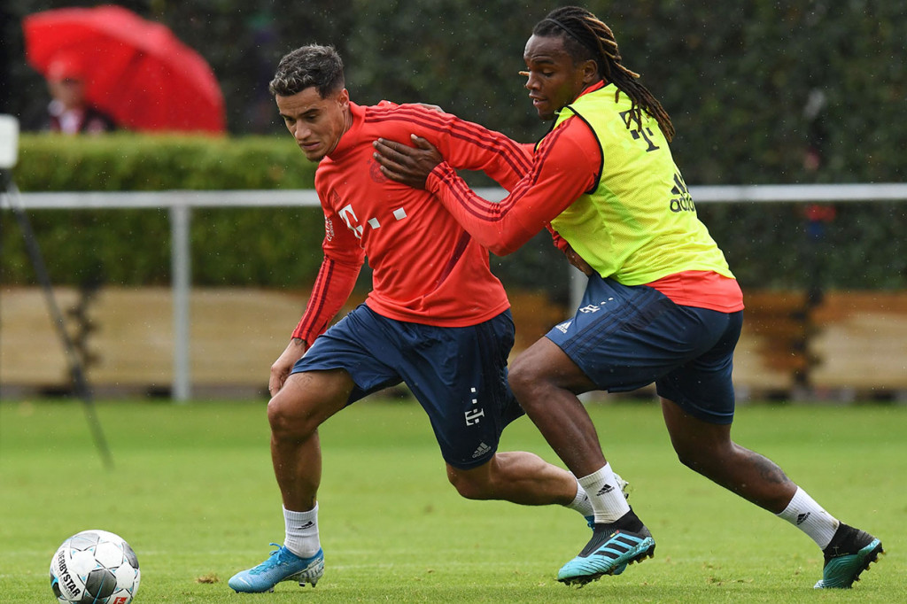 Gelandang Bayern Muenchen Philippe Coutinho berebut bola dengan rekannya asal Portugal Renato Sanches selama sesi latihan di tempat latihan di Munich, Jerman, Selasa, 20 Agustus 2019 waktu setempat. 