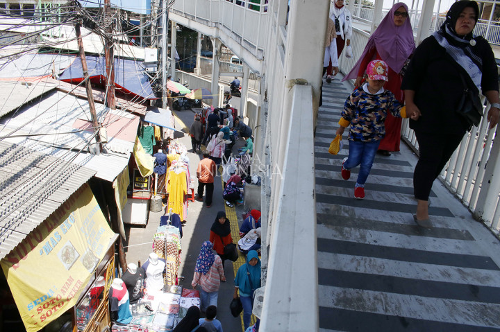 Suasana terkini trotoar dan JPO di kawasan Jati Baru, Tanah Abang, Jakarta. MI/Bary Fathahilah