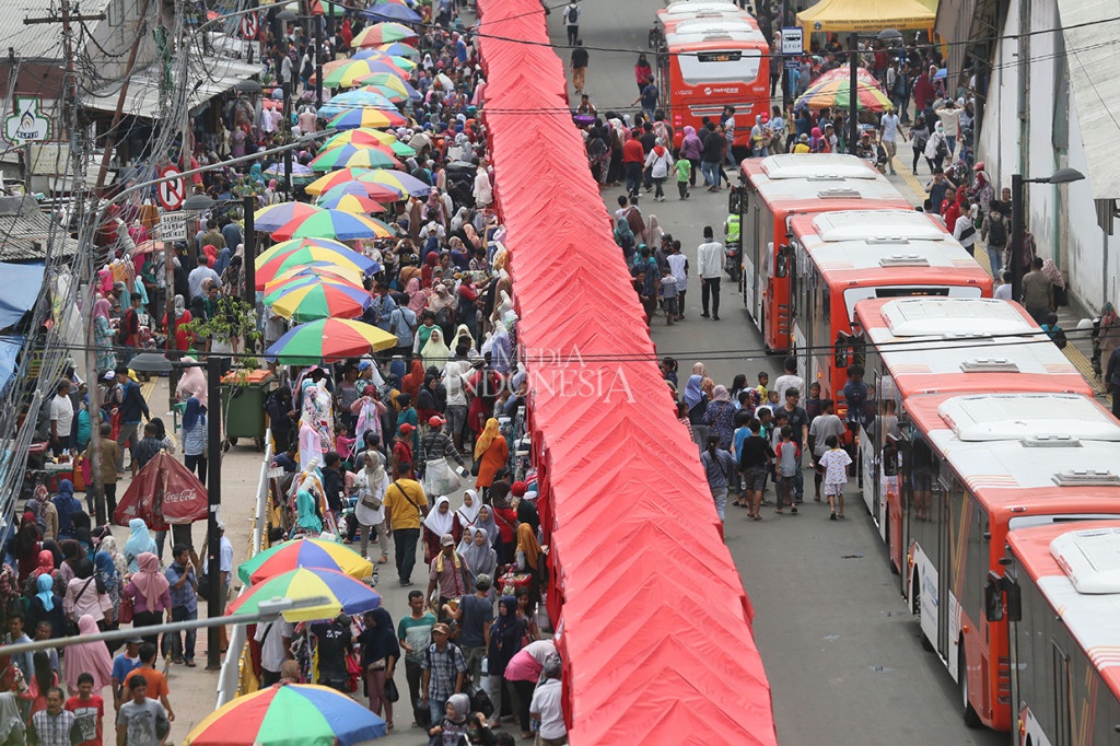 Tenda pedagang Kaki Lima memenuhi salah satu sisi Jalan Jati Baru Raya, Tanah Abang, Jakarta, pada 22 Desember 2017. MI/Ramdani