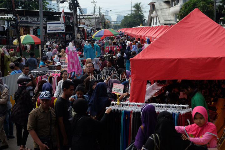 Foto diambil pada Sabtu, 23 Desember 2017. Pemerintah Provinsi DKI Jakarta menutup Jalan Jatibaru Raya atau depan Stasiun Tanah Abang yang kemudian digunakan sebagai lokasi berjualan para pedagang kaki lima di satu jalur khusus. Penutupan dilakukan mulai pukul 08.00 hingga 18.00 WIB. MI/Ramdani