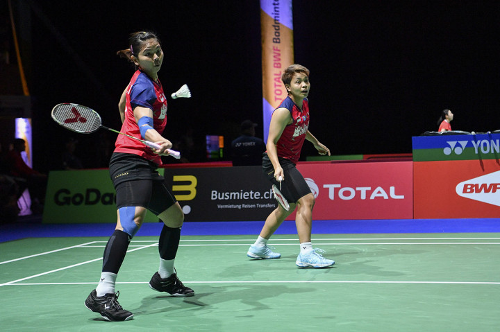 Ganda putri Indonesia Greysia Polii (kiri) dan Apriyani Rahayu berusaha mengembalikan kok ke ganda putri Rusia Anastasiia Akchurina dan Olga Morozova pada babak kedua Kejuaraan Dunia Bulu Tangkis 2019 di St. Jakobshalle, Basel, Swiss.