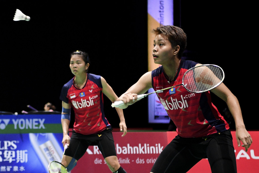 Greysia/Apriyani lolos ke babak 16 besar setelah menang dengan skor 21-13, 21-12. 