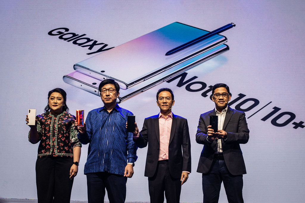 President of Samsung Electronics Indonesia Jaehoon Kwon (kedua kiri), Vice President IT & Mobile Business Samsung Electronics Indonesia Bernard Ang (kedua kanan), Head of Product Marketing IT & Mobile Samsung Electronics Indonesia Denny Galant (kanan), dan IT & Mobile Marketing Director Samsung Electronics Indonesia Elvira Jakub (kiri) menunjukkan produk terbaru Samsung Galaxy Note 10+ saat peluncurannya di Jakarta.