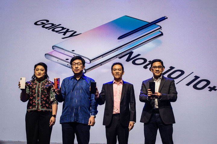 President of Samsung Electronics Indonesia Jaehoon Kwon (kedua kiri), Vice President IT & Mobile Business Samsung Electronics Indonesia Bernard Ang (kedua kanan), Head of Product Marketing IT & Mobile Samsung Electronics Indonesia Denny Galant (kanan), dan IT & Mobile Marketing Director Samsung Electronics Indonesia Elvira Jakub (kiri) menunjukkan produk terbaru Samsung Galaxy Note 10+ saat peluncurannya di Jakarta.
