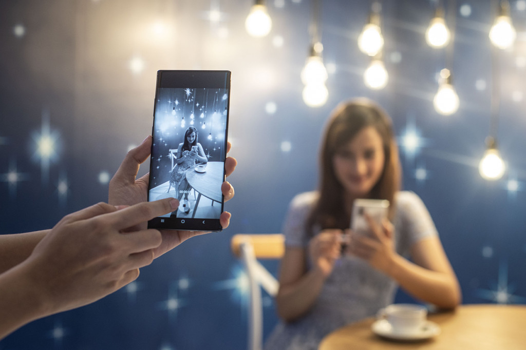 Samsung Electronics Indonesia meluncurkan Samsung Galaxy Note 10 yang mengusung bentang layar seluas 6,3 inch FHD+ beresolusi 2280x1080 pixels sementara untuk Samsung Galaxy Note 10+ mengusung bentang layar seluas 6,8 inch Quad HD+ beresolusi 3040x1440 pixels dan keduanya didukung dengan teknologi layar Dynamic AMOLED Infinity-O Display serta berkamera 16 MP.