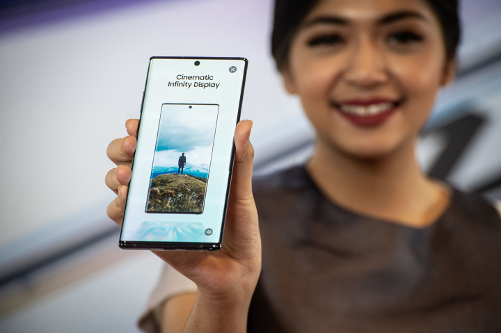 Harga smartphone ini masih sama dengan harga yang ditawarkan dengan harga pre-order, dan tertera di situs resmi Samsung, yaitu Galaxy Note 10 sebesar Rp13.499.000, Note 10 Plus 256GB seharga Rp16.499.000, dan Note 10 Plus 512GB Rp18.99.000.