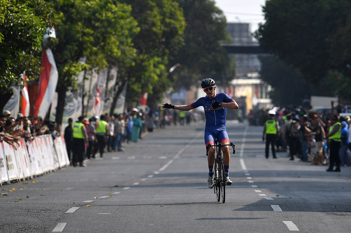Pebalap sepeda Marcus Culey dari Team Sapura Cycling melakukan selebrasi saat memasuki garis finish etape ketiga Tour de Indonesia 2019 di Jember, Jawa Timur.