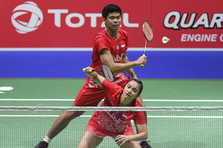 Ganda campuran Indonesia Praveen Jordan (atas) dan Melati Daeva Oktavianti berusaha mengembalikan kok ke ganda campuran Ceko Jakub Bitman dan Alzbeta Basova pada babak kedua Kejuaraan Dunia Bulu Tangkis 2019 di St. Jakobshalle, Basel, Swiss.
