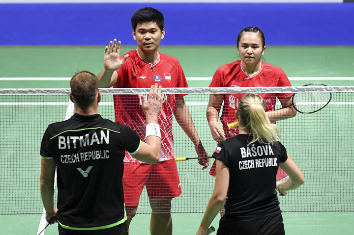 Ganda campuran Indonesia Praveen Jordan (kedua kiri) dan Melati Daeva Oktavianti (kanan) menyalami ganda campuran Ceko Jakub Bitman dan Alzbeta Basova seusai bertanding pada babak kedua Kejuaraan Dunia Bulu Tangkis 2019 di St. Jakobshalle, Basel, Swiss.

