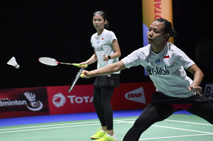 Pasangan Della/Rizki melaju ke babak 16 besar seusai menang dengan skor 21-9, 21-11. 
