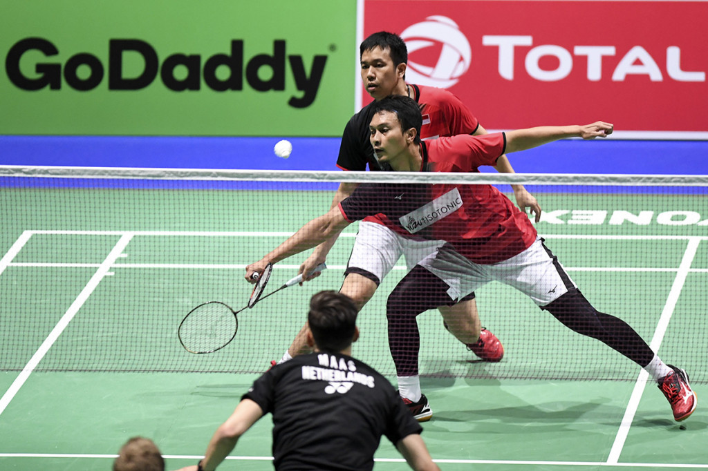 Selain itu, Pasangan ganda putra Indonesia Ahsan/Hendra melaju ke babak 16 besar seusai mengalahkan ganda putra Belanda Jelle Maas/Robin Tabeling dengan skor 21-13, 21-12. 

