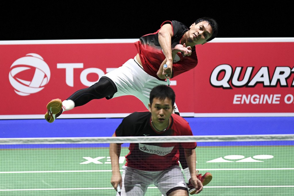 Ganda putra Indonesia Mohammad Ahsan (atas) dan Hendra Setiawan mengembalikan kok ke ganda putra Belanda Jelle Maas dan Robin Tabeling pada babak kedua Kejuaraan Dunia Bulu Tangkis 2019 di St. Jakobshalle, Basel, Swiss.
