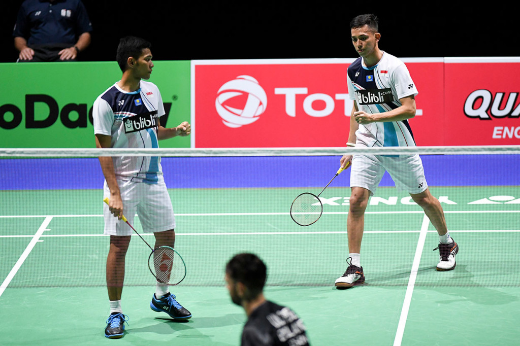 Ganda putra Indonesia Fajar Alfian (kiri) dan Muhammad Rian Ardianto meluapkan kegembiraan usai menundukkan ganda putra Inggris Marcus Ellis dan Chris Langridge pada babak kedua Kejuaraan Dunia Bulu Tangkis 2019 di St. Jakobshalle, Basel, Swiss, Rabu, 21 Agustus 2019.