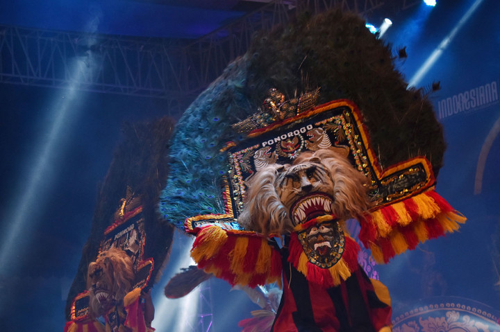 Penari Jathilan tampil pada acara pembukaan Perayaan Grebeg Suro, Festival Budaya Bumi Reyog dan Peringatan Hari Jadi ke-523 Kabupaten Ponorogo di Alun-alun Kabupaten Ponorogo.