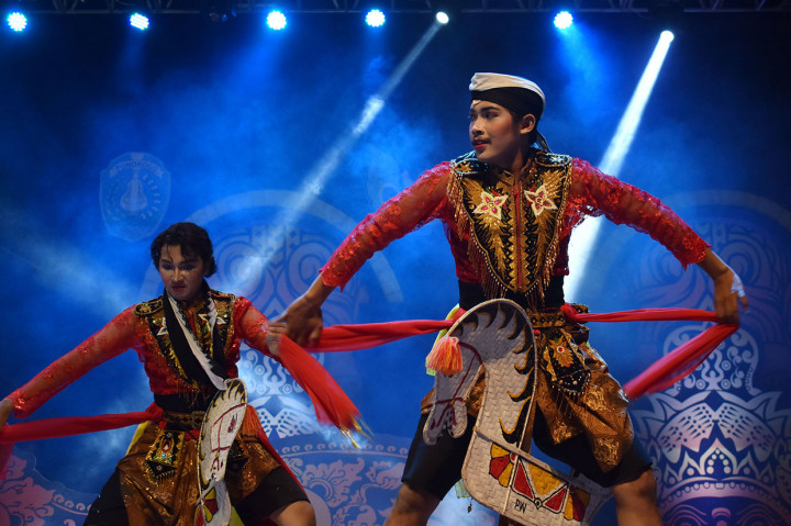 Penari Jathilan tampil pada acara pembukaan Perayaan Grebeg Suro, Festival Budaya Bumi Reyog dan Peringatan Hari Jadi ke-523 Kabupaten Ponorogo di Alun-alun Kabupaten Ponorogo.