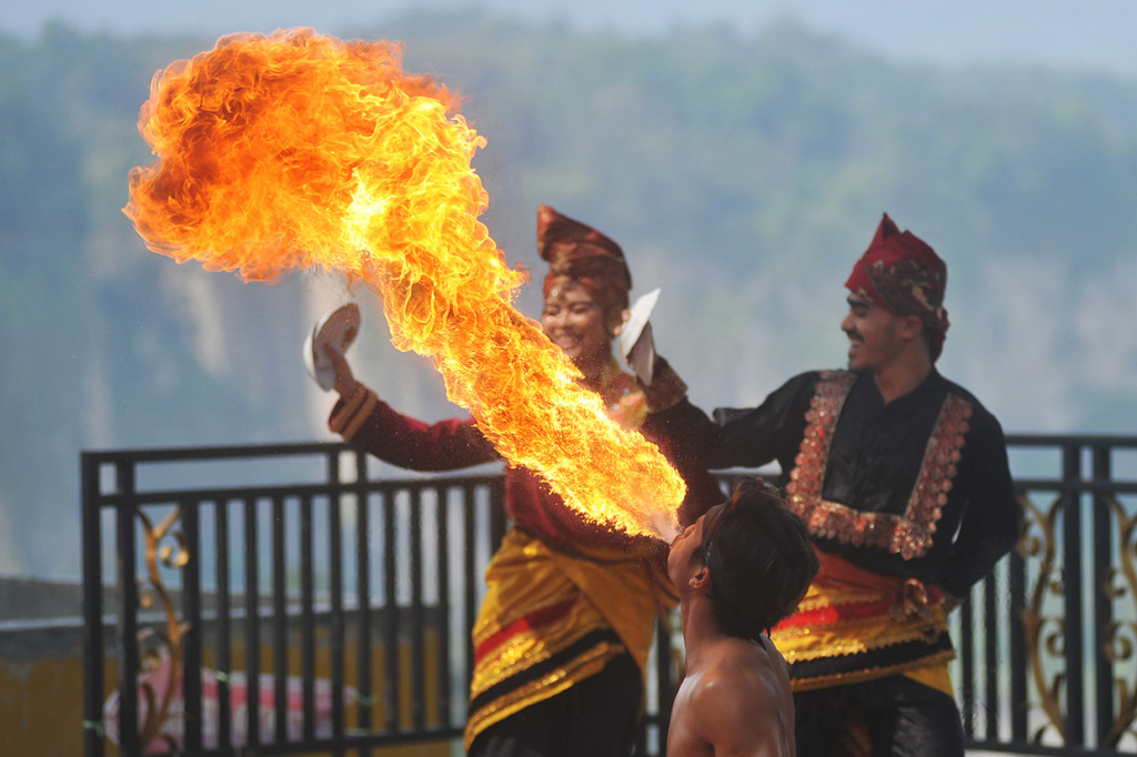 Selain menikmati objek wisata alam, pengunjung juga bisa menyaksikan atraksi seni budaya Minangkabau.