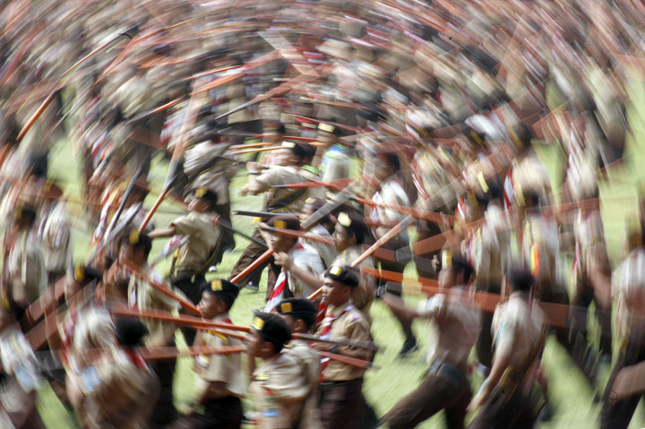 Sejumlah anggota pramuka Provinsi Jawa Barat mengangkat kolone tongkat untuk membuat rekor nasioanl terbanyak di Stadion Pakansari, Bogor, Jawa Barat. 
