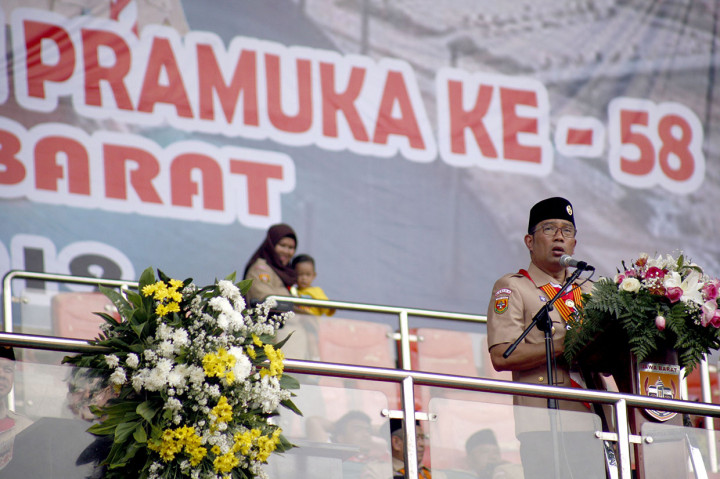 Gubernur Jawa Barat Ridwan Kamil memberikan sambutan pada peringatan HUT Pramuka ke-58 tingkat Provinsi Jawa Barat di Stadion Pakansari, Bogor, Jawa Barat.
