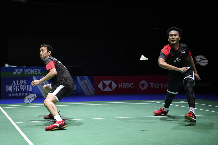 Ganda putra Indonesia Mohammad Ahsan (kanan) dan Hendra Setiawan berusaha mengembalikan kok ke ganda putra Skotlandia Alexander Dunn dan Adam Hallms pada babak ketiga Kejuaraan Dunia Bulu Tangkis 2019 di St. Jakobshalle, Basel, Swiss. 
