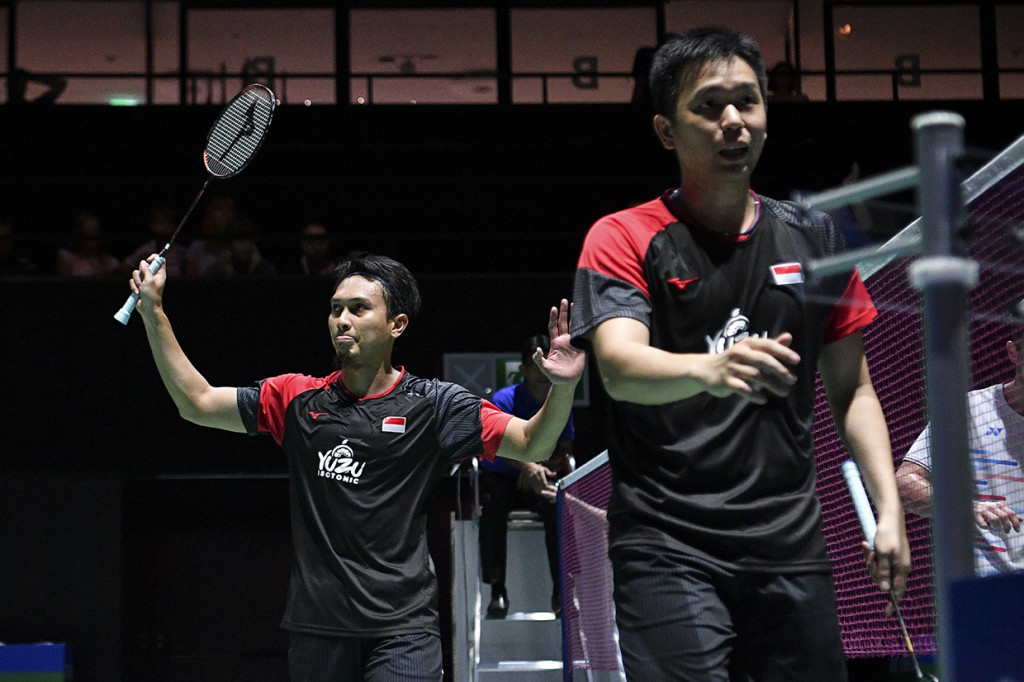 Ganda putra Indonesia Mohammad Ahsan (kiri) dan Hendra Setiawan menyapa penonton seusai bertanding melawan ganda putra Skotlandia Alexander Dunn dan Adam Hallms pada babak ketiga Kejuaraan Dunia Bulu Tangkis 2019 di St. Jakobshalle, Basel, Swiss.
